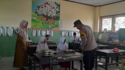 Polsek Gerung Kawal Pembagian Makan Bergizi Gratis untuk Ratusan Siswa SD di Dasan Tapen