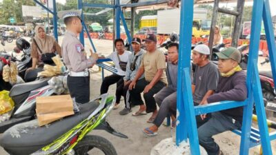 Bangun Kesadaran Berlalu Lintas, Satlantas Lombok Barat Sambangi Ojek Pasar Jereneng