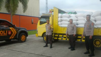 Dukung Ketahanan Pangan, Polsek Gerung Awasi Penyaluran 4,5 Ton Jagung