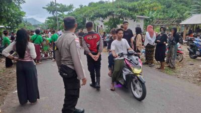 Demi Kelancaran Adat, Personel Polsek Sekotong Atur Arus Nyongkolan